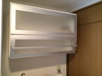 ブラックのアクセントパネルでシックな浴室に